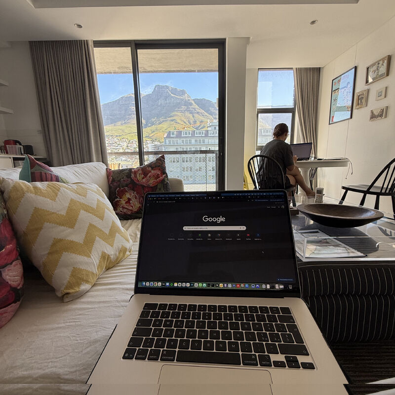 Interno con laptop e vista su Table Mountain, Cape Town.
