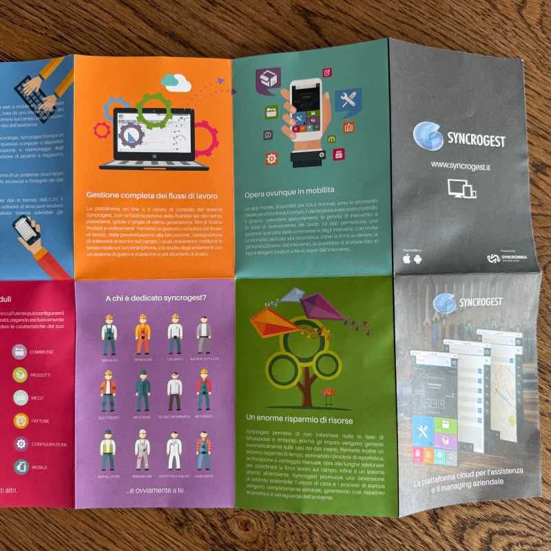 Brochure Syncrogest 2014 su carta, layout multipannello colorato con logo e claim.